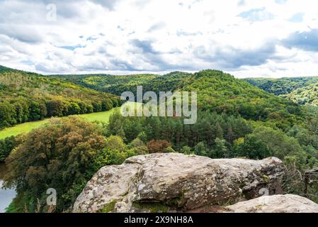 Vue depuis le point de vue d'Uberstieg près de la ville de Haredgg dans le parc national de Thayatal en Autriche au début de l'automne Banque D'Images