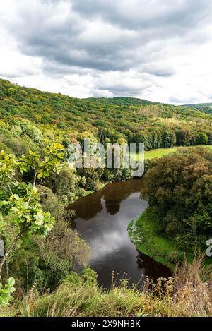 Vue depuis le point de vue d'Uberstieg près de la ville de Haredgg dans le parc national de Thayatal en Autriche au début de l'automne Banque D'Images