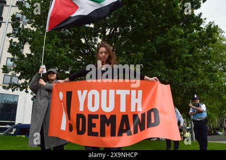 Londres, Royaume-Uni. 1er juin 2024. Les manifestants commencent leur marche dans Jubilee Gardens. Les militants du groupe Youth Demand ont défilé en solidarité avec la Palestine alors qu’Israël poursuit ses attaques contre Gaza. Crédit : Vuk Valcic/Alamy Live News Banque D'Images