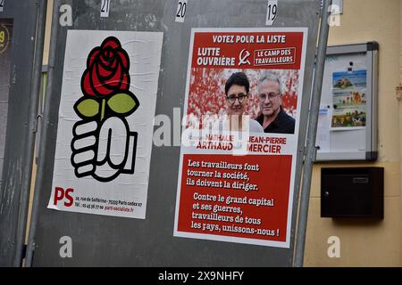 Marseille, France. 29 mai 2024. Une affiche de Nathalie Arthaud et Jean-Pierre Mercier (R) est affichée à côté d'une affiche du Parti socialiste (l). Nathalie Arthaud et Jean-Pierre Mercier sont les candidats de la liste lutte ouvrière pour les élections européennes qui auront lieu le 9 juin 2024. Crédit : SOPA images Limited/Alamy Live News Banque D'Images