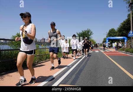 Séoul, Corée du Sud. 2 juin 2024. Les participants courent pendant le 1er festival de triathlon de Sium Sium Hangang à Séoul, Corée du Sud, le 2 juin 2024. Crédit : Jun Hyosang/Xinhua/Alamy Live News Banque D'Images