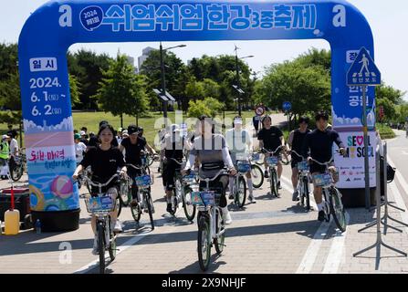 Séoul, Corée du Sud. 2 juin 2024. Les participants roulent pendant le 1er festival de triathlon de sodium Hangang à Séoul, Corée du Sud, le 2 juin 2024. Crédit : Jun Hyosang/Xinhua/Alamy Live News Banque D'Images