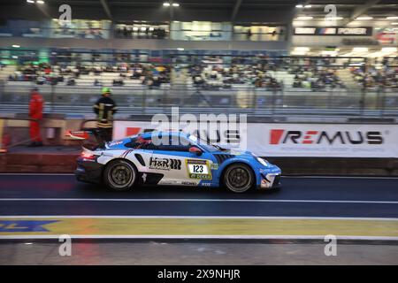 Janis Waldow (Rheinbach/DEU) / Tobias Vazquez (Stolberg/DEU) / Michelangelo Comazzi (Marly/CHE) / Peter Terting (Euskirchen/DEU), #123, Porsche 911 GT3-Cup, Team : Mühlner Motorsport H&R (bel), beim Boxenstopp in der Dunkelheit am Abend Motorsport, ADAC Ravenol 24H Rennen Nuerburgring, Nuerburg, 30.05.2024 - Fosestag.06.06.2024, Fostag.06.06.01.06.2024 Banque D'Images