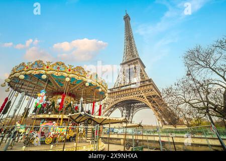 Paris Tour Eiffel et carrousel à Paris, France Banque D'Images