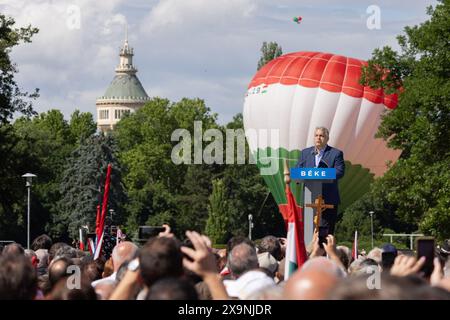 Budapest, Hongrie. 1er juin 2024. Le premier ministre hongrois Viktor Orban s’adresse à ses partisans lors d’une manifestation à Budapest, en Hongrie, le 1er juin 2024. Samedi, le premier ministre hongrois Viktor Orban a souligné l’urgence d’un cessez-le-feu et la nécessité de négociations entre la Russie et l’Ukraine pour empêcher le conflit armé de se propager. Crédit : Attila Volgyi/Xinhua/Alamy Live News Banque D'Images