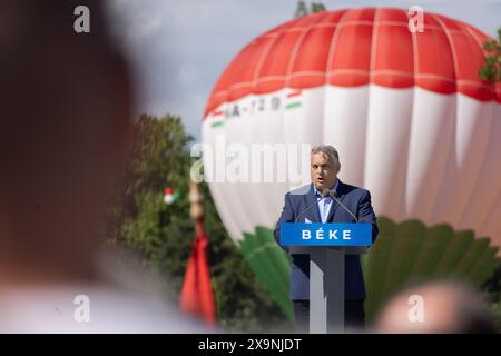 Budapest, Hongrie. 1er juin 2024. Le premier ministre hongrois Viktor Orban s’adresse à ses partisans lors d’une manifestation à Budapest, en Hongrie, le 1er juin 2024. Samedi, le premier ministre hongrois Viktor Orban a souligné l’urgence d’un cessez-le-feu et la nécessité de négociations entre la Russie et l’Ukraine pour empêcher le conflit armé de se propager. Crédit : Attila Volgyi/Xinhua/Alamy Live News Banque D'Images