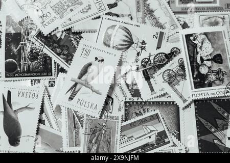 Une collection de timbres-poste de différents pays. Les timbres sont de différentes tailles et couleurs, et certains d'entre eux présentent des oiseaux et d'autres animaux Banque D'Images