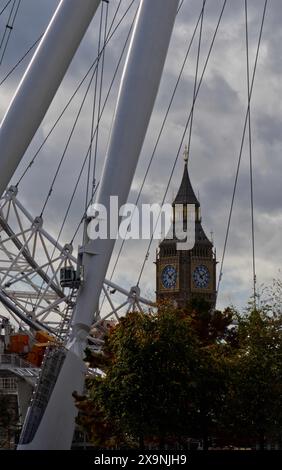 La Tour Elizabeth vue à travers les rayons du London Eye Banque D'Images