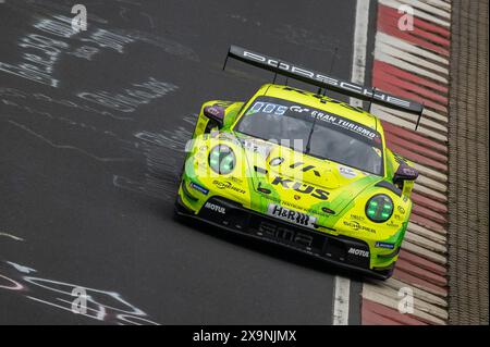 01 juin 2024, Rhénanie-Palatinat, Nürburg : la Porsche 911 GT3 R (992) du Team Manthey EMA avec les pilotes Laurens Vanthoor, Thomas Preining, Kevin Estre et Ayhancan Güven participera à la course de 24 heures sur la Nordschleife du Nürburgring. Photo : Silas Stein/dpa Banque D'Images