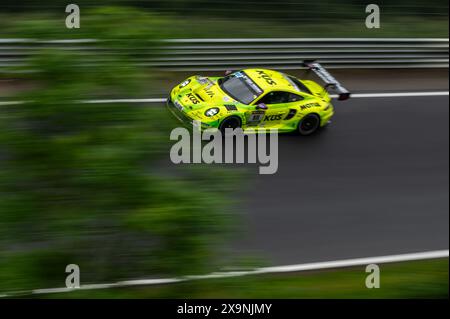 01 juin 2024, Rhénanie-Palatinat, Nürburg : la Porsche 911 GT3 R (992) du Team Manthey EMA avec les pilotes Laurens Vanthoor, Thomas Preining, Kevin Estre et Ayhancan Güven participera à la course de 24 heures sur la Nordschleife du Nürburgring. Photo : Silas Stein/dpa Banque D'Images