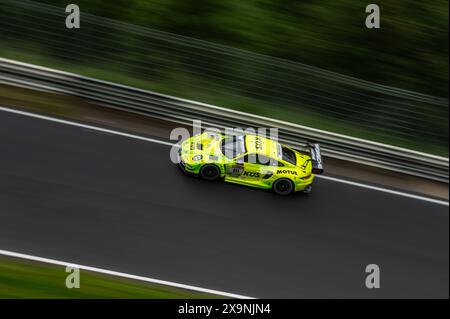 01 juin 2024, Rhénanie-Palatinat, Nürburg : la Porsche 911 GT3 R (992) du Team Manthey EMA avec les pilotes Laurens Vanthoor, Thomas Preining, Kevin Estre et Ayhancan Güven participera à la course de 24 heures sur la Nordschleife du Nürburgring. Photo : Silas Stein/dpa Banque D'Images