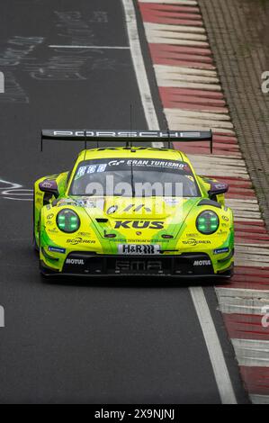 01 juin 2024, Rhénanie-Palatinat, Nürburg : la Porsche 911 GT3 R (992) du Team Manthey EMA avec les pilotes Laurens Vanthoor, Thomas Preining, Kevin Estre et Ayhancan Güven participera à la course de 24 heures sur la Nordschleife du Nürburgring. Photo : Silas Stein/dpa Banque D'Images