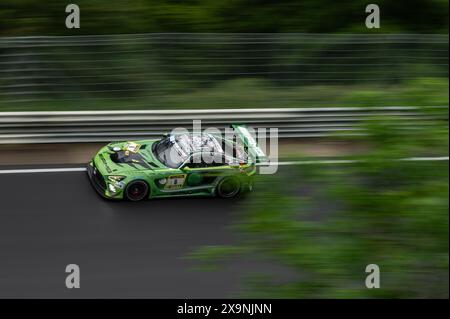 01 juin 2024, Rhénanie-Palatinat, Nürburg : la Mercedes-AMG GT3 du Team Mercedes-AMG Team GetSpeed avec les pilotes Lucas Auer, Adam Christodoulou, Philip Ellis et Mikael Grenier participera à la course de 24 heures sur la Nordschleife du Nürburgring. Photo : Silas Stein/dpa Banque D'Images