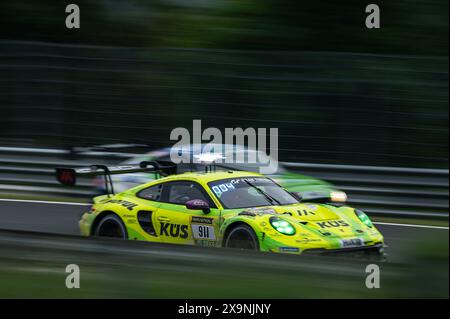 01 juin 2024, Rhénanie-Palatinat, Nürburg : la Porsche 911 GT3 R (992) du Team Manthey EMA avec les pilotes Laurens Vanthoor, Thomas Preining, Kevin Estre et Ayhancan Güven participera à la course de 24 heures sur la Nordschleife du Nürburgring. Photo : Silas Stein/dpa Banque D'Images