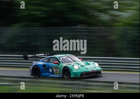 01 juin 2024, Rhénanie-Palatinat, Nürburg : la Porsche 911 GT3 R (992) de l'équipe Falken Motorsports avec les pilotes Joel Eriksson, Tim Heinemann, Nico Menzel et Martin Ragginger participera aux 24 heures de course sur la Nordschleife du Nürburgring. Photo : Silas Stein/dpa Banque D'Images