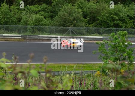 01 juin 2024, Rhénanie-Palatinat, Nürburg : la BMW M4 GT3 de l'équipe BMW M Team RMG avec les pilotes Daniel Harper, Max Hesse et Charles Weerts participera à la course de 24 heures sur la Nordschleife du Nürburgring. Photo : Silas Stein/dpa Banque D'Images