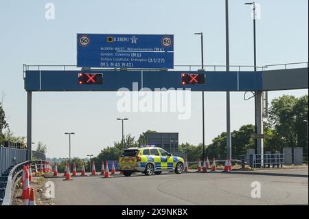 Birmingham, Royaume-Uni. 02 juin 2024. A38M Aston Expressway, Birmingham, 2 juin 2024 - L'A38M Aston Expressway de Birmingham qui relie la ville à la M6 Nord et Sud à Spaghetti Junction a été fermé le dimanche 2 juin matin après une grave collision de 3 véhicules. L'accident s'est produit près du célèbre réseau routier, fermant les 7 voies dans et hors de la ville. L'autoroute n'a pas de barrière de réservation centrale et dispose généralement d'une voie fermée pour protéger les conducteurs des accidents. Deux des véhicules impliqués avaient l'arrière du châssis complètement froissé. Crédit : arrêter appuyez sur Media/Alamy L. Banque D'Images