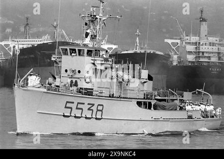 - La Spezia, l'équipe navale de déminage met les voiles pour l'opération internationale de déminage de la mer Rouge pour le déminage au sud du canal de Suez (juillet 1984) - la Spezia, la squadra navale di dragamine salpa per l'operazione internazionale Red Sea Demining per la bonifica dalle mine a sud del Canale di Suez (Luglio 1984) Banque D'Images