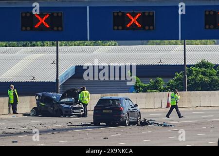 Birmingham, Royaume-Uni. 02 juin 2024. A38M Aston Expressway, Birmingham, 2 juin 2024 - L'A38M Aston Expressway de Birmingham qui relie la ville à la M6 Nord et Sud à Spaghetti Junction a été fermé le dimanche 2 juin matin après une grave collision de 3 véhicules. L'accident s'est produit près du célèbre réseau routier, fermant les 7 voies dans et hors de la ville. L'autoroute n'a pas de barrière de réservation centrale et dispose généralement d'une voie fermée pour protéger les conducteurs des accidents. Deux des véhicules impliqués avaient l'arrière du châssis complètement froissé. Crédit : arrêter appuyez sur Media/Alamy L. Banque D'Images