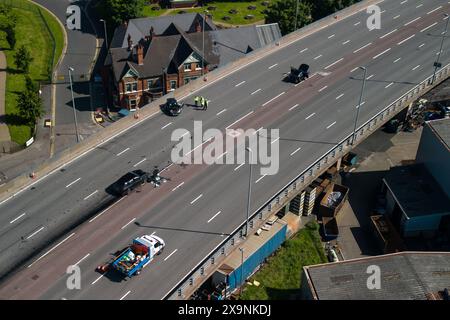 Birmingham, Royaume-Uni. 02 juin 2024. A38M Aston Expressway, Birmingham, 2 juin 2024 - L'A38M Aston Expressway de Birmingham qui relie la ville à la M6 Nord et Sud à Spaghetti Junction a été fermé le dimanche 2 juin matin après une grave collision de 3 véhicules. L'accident s'est produit près du célèbre réseau routier, fermant les 7 voies dans et hors de la ville. L'autoroute n'a pas de barrière de réservation centrale et dispose généralement d'une voie fermée pour protéger les conducteurs des accidents. Deux des véhicules impliqués avaient l'arrière du châssis complètement froissé. Crédit : arrêter appuyez sur Media/Alamy L. Banque D'Images