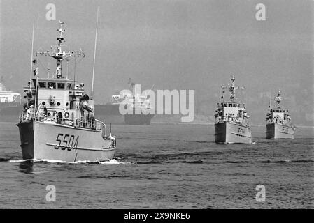 - La Spezia, l'équipe navale de déminage met les voiles pour l'opération internationale de déminage de la mer Rouge pour le déminage au sud du canal de Suez (juillet 1984) - la Spezia, la squadra navale di dragamine salpa per l'operazione internazionale Red Sea Demining per la bonifica dalle mine a sud del Canale di Suez (Luglio 1984) Banque D'Images