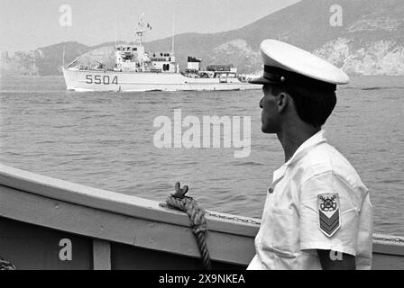 - La Spezia, l'équipe navale de déminage met les voiles pour l'opération internationale de déminage de la mer Rouge pour le déminage au sud du canal de Suez (juillet 1984) - la Spezia, la squadra navale di dragamine salpa per l'operazione internazionale Red Sea Demining per la bonifica dalle mine a sud del Canale di Suez (Luglio 1984) Banque D'Images