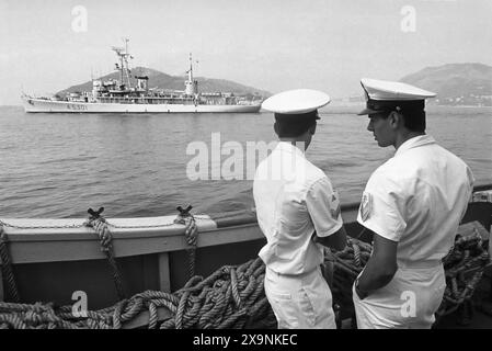 - La Spezia, l'équipe navale de déminage met les voiles pour l'opération internationale de déminage de la mer Rouge pour le déminage au sud du canal de Suez (juillet 1984) - la Spezia, la squadra navale di dragamine salpa per l'operazione internazionale Red Sea Demining per la bonifica dalle mine a sud del Canale di Suez (Luglio 1984) Banque D'Images