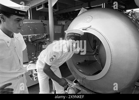 - La Spezia, l'équipe navale de déminage met les voiles pour l'opération internationale de déminage de la mer Rouge pour le déminage au sud du canal de Suez (juillet 1984) - la Spezia, la squadra navale di dragamine salpa per l'operazione internazionale Red Sea Demining per la bonifica dalle mine a sud del Canale di Suez (Luglio 1984) Banque D'Images