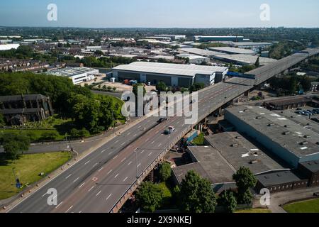 Birmingham, Royaume-Uni. 02 juin 2024. A38M Aston Expressway, Birmingham, 2 juin 2024 - L'A38M Aston Expressway de Birmingham qui relie la ville à la M6 Nord et Sud à Spaghetti Junction a été fermé le dimanche 2 juin matin après une grave collision de 3 véhicules. L'accident s'est produit près du célèbre réseau routier, fermant les 7 voies dans et hors de la ville. L'autoroute n'a pas de barrière de réservation centrale et dispose généralement d'une voie fermée pour protéger les conducteurs des accidents. Deux des véhicules impliqués avaient l'arrière du châssis complètement froissé. Crédit : arrêter appuyez sur Media/Alamy L. Banque D'Images