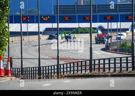 Birmingham, Royaume-Uni. 02 juin 2024. A38M Aston Expressway, Birmingham, 2 juin 2024 - L'A38M Aston Expressway de Birmingham qui relie la ville à la M6 Nord et Sud à Spaghetti Junction a été fermé le dimanche 2 juin matin après une grave collision de 3 véhicules. L'accident s'est produit près du célèbre réseau routier, fermant les 7 voies dans et hors de la ville. L'autoroute n'a pas de barrière de réservation centrale et dispose généralement d'une voie fermée pour protéger les conducteurs des accidents. Deux des véhicules impliqués avaient l'arrière du châssis complètement froissé. Crédit : arrêter appuyez sur Media/Alamy L. Banque D'Images