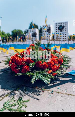 Varsovie, Pologne. 15 décembre 2022. Une installation d'art représentant les villes détruites de l'Ukraine dans la guerre avec la Russie. Des militants ukrainiens manifestent devant le cimetière des soldats soviétiques. Les manifestants ont placé des maquettes de villes ukrainiennes détruites et des drapeaux ukrainiens symbolisant les Ukrainiens morts devant l'entrée du cimetière. La manifestation a eu lieu le jour de la victoire, le 9 mai 2023, à Varsovie. (Crédit image : © Marek Antoni Iwanczuk/SOPA images via ZUMA Press Wire) USAGE ÉDITORIAL SEULEMENT! Non destiné à UN USAGE commercial ! Banque D'Images
