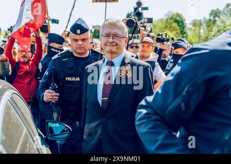 Varsovie, Pologne. 15 décembre 2022. L'ambassadeur russe Sergey Andreyev regarde la caméra tout en portant le ruban spécial George. Des militants ukrainiens manifestent devant le cimetière des soldats soviétiques. Les manifestants ont placé des maquettes de villes ukrainiennes détruites et des drapeaux ukrainiens symbolisant les Ukrainiens morts devant l'entrée du cimetière. La manifestation a eu lieu le jour de la victoire, le 9 mai 2023, à Varsovie. (Crédit image : © Marek Antoni Iwanczuk/SOPA images via ZUMA Press Wire) USAGE ÉDITORIAL SEULEMENT! Non destiné à UN USAGE commercial ! Banque D'Images