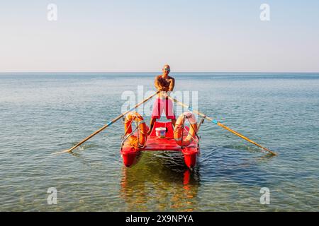 Sauveteur sur un bateau de sauvetage à Castel Fusano près d'Ostia Lido - Rome, Italie Banque D'Images