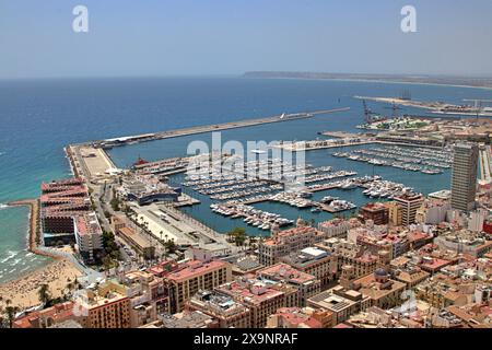 Vue sur la marina d'Alicante et le port depuis le château de Santa Barbara Banque D'Images