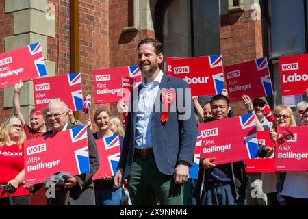 Cradley Heath, West Midlands, Royaume-Uni. 2 juin 2024. Alex Ballinger, le candidat du Parti travailliste pour Halesowen et Rowley Regis dans la partie Black Country des West Midlands, lance sa campagne électorale ce matin (dimanche 2 juin). Ancien patron de Royal Marine et de charité, Alex Ballinger se présente contre le député conservateur sortant James Morris, et est déterminé à « rendre Halesowen rouge ». Crédit : Peter Lopeman/Alamy Live News Banque D'Images