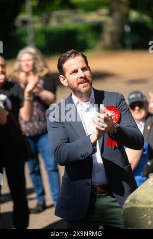 Cradley Heath, West Midlands, Royaume-Uni. 2 juin 2024. Alex Ballinger, le candidat du Parti travailliste pour Halesowen et Rowley Regis dans la partie Black Country des West Midlands, lance sa campagne électorale ce matin (dimanche 2 juin). Ancien patron de Royal Marine et de charité, Alex Ballinger se présente contre le député conservateur sortant James Morris, et est déterminé à « rendre Halesowen rouge ». Crédit : Peter Lopeman/Alamy Live News Banque D'Images