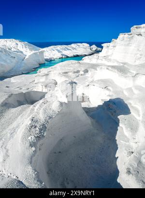 Dans les falaises de craie blanche, Sarakiniko île de Milos, Cyclades, Grèce Banque D'Images