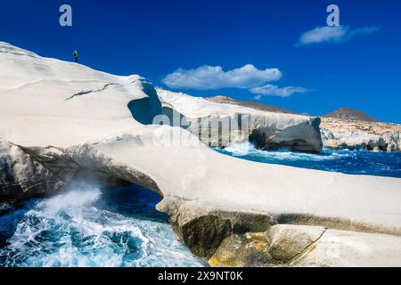 Dans les falaises de craie blanche, Sarakiniko île de Milos, Cyclades, Grèce Banque D'Images