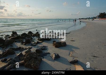 Vue grand angle de la plage Pass-a-grille dans le complexe Pete Beach Florida vers le nord. Rochers et de multiples personnes marchant dans le sable et dans l'eau, près de set Banque D'Images