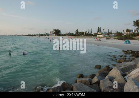 Vue grand angle de la plage Pass-a-grille dans le complexe Pete Beach Florida vers le nord. Rochers et de multiples personnes marchant dans le sable et dans l'eau, près de set Banque D'Images