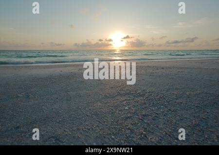 Vue grand angle de la plage Pass-a-grille dans le complexe Pete Beach Florida vers le nord-ouest. Large sable et vagues dans l'eau, près du coucher du soleil avec l'eau bleue Banque D'Images