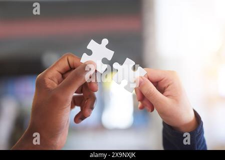 Équipe de diversité, collaboration et mains avec puzzle pour le soutien, la résolution de problèmes et la solidarité dans le café. Global People, Friends et Jigsaw jeu pour Banque D'Images