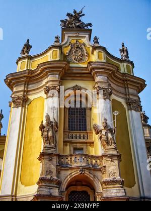 Façade d'église baroque : une façade d'église baroque avec des sculptures ornées sous un ciel bleu clair, reflétant l'architecture historique. George's Cathedr Banque D'Images