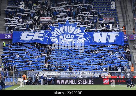 Genk, Belgique. 02 juin 2024. Tifo de KAA Gent photographié lors d'un match de football entre KRC Genk et KAA Gent, dimanche 02 juin 2024 à Genk, un match européen Play-off pour une place dans la compétition européenne de football de la saison prochaine, à la fin de la première division 'Jupiler Pro League' 2023-2024 du championnat belge. BELGA PHOTO JOHAN Eyckens crédit : Belga News Agency/Alamy Live News Banque D'Images