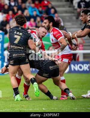 Hull, Royaume-Uni. 1er juin 2024. Betfred Superleague : Hull KR v Leigh Leopards. Lachlan Lam rejoint le tacle de James Batchelor de Hull KR. Crédit Paul Whitehurst/PBW Media/Alamy Live News Banque D'Images