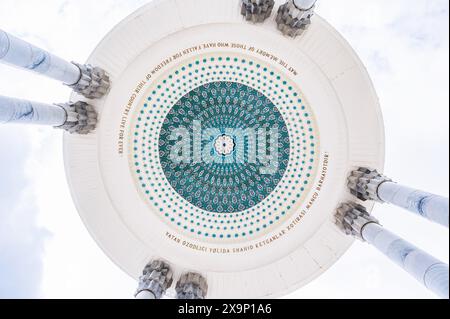 Dôme blanc du Mémorial aux patriotes décoré d'ornements ouzbeks bleus orientaux. Tachkent, Ouzbékistan - 16 avril 2024 Banque D'Images