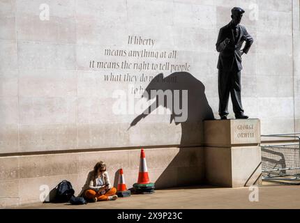 Londres, Royaume-Uni. 2 juin 2024. Une femme se détend au soleil sous une ombre projetée par la statue de George Orwell. La statue de George Orwell du sculpteur britannique Martin Jennings a été dévoilée le 7 novembre 2017 devant Broadcasting House, le siège de la BBC, à Londres. Le mur derrière la statue est inscrit avec les mots de George Orwell si la liberté signifie quelque chose, cela signifie le droit de dire aux gens ce qu'ils ne veulent pas entendre. C'était une citation tirée d'une préface inutilisée à animal Farm. Crédit : Mark Thomas/Alamy Live News Banque D'Images