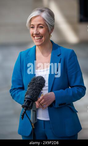 Londres, Royaume-Uni. 2 juin 2024. Daisy Cooper donne une interview en dehors de la BBC. Daisy Cooper, chef adjoint des libéraux démocrates et députée de St Albans, à la BBC pour dimanche avec Laura Kuenssberg. Crédit : Mark Thomas/Alamy Live News Banque D'Images