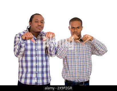 Gros plan portrait en colère, malheureux, hommes d'affaires, étudiants, collègues, employés de l'entreprise, montrant le signe pouce vers le bas, offre de désapprobation, ba blanc isolé Banque D'Images