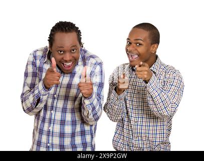 Gros plan portrait beau heureux, souriant, jeunes hommes d'affaires cool montrant deux armes à main signe symbole de geste, fond blanc isolé. Huma positif Banque D'Images